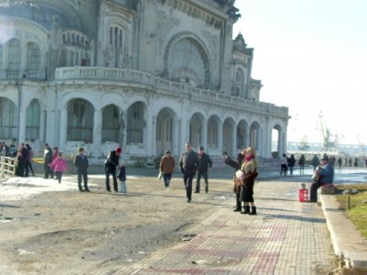Constănţenii au ieşit la plimbare pe faleză